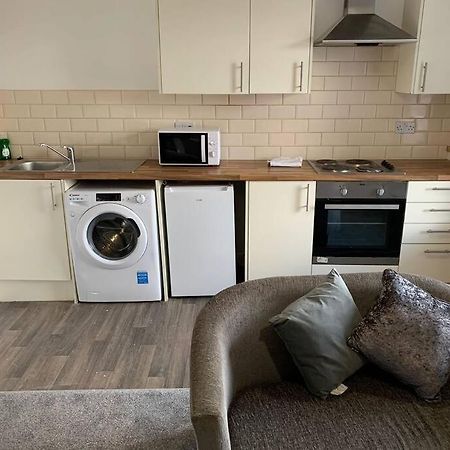 Fully Equipped Kitchen, Double Room Neath Exterior foto