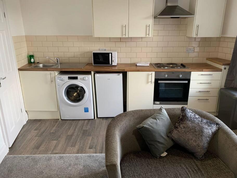 Fully Equipped Kitchen, Double Room Neath Exterior foto